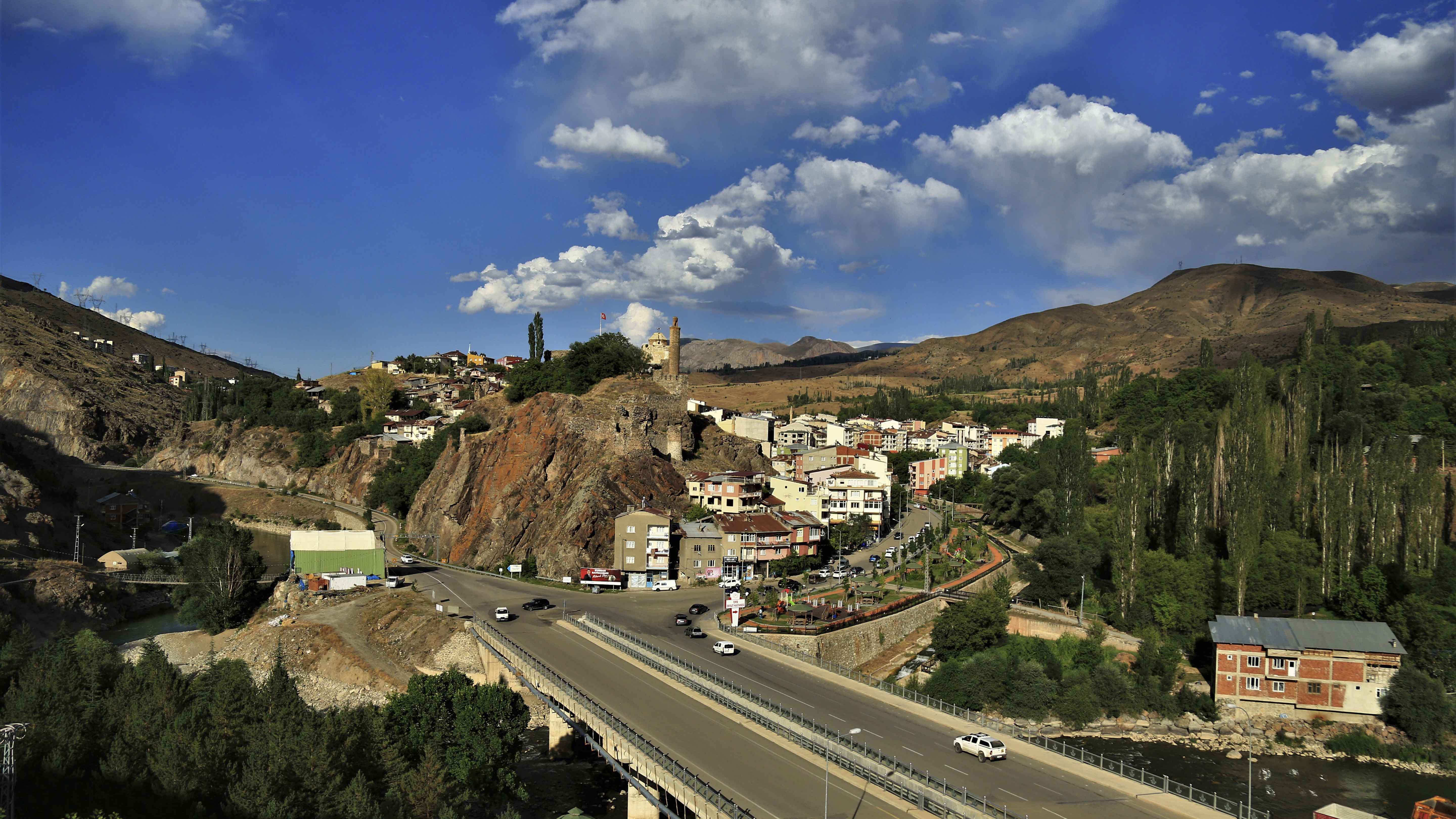 İspir’e Gelen Gurbetçiler ve Yazlıkçılar Geri Dönüyor
