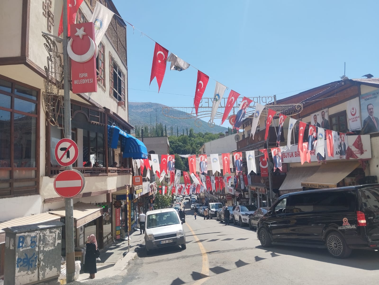 İspir Çarşısı, Panayır Öncesi Türk ve Belediye Bayraklarıyla Donatıldı