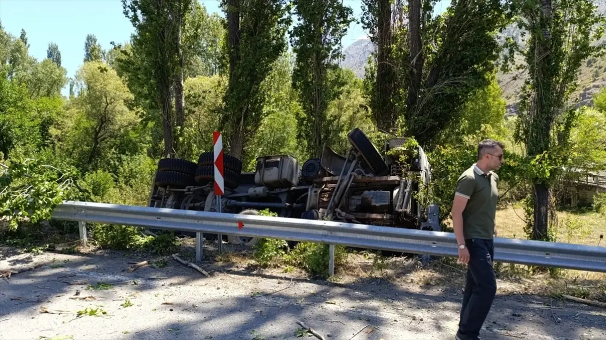 Hafriyat Kamyonu Devrildi: Sürücü Hayatını Kaybetti